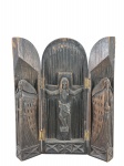 ARTE SACRA, um (1) oratório/tríptico de viagem confeccionado em madeira entalhada, com três partes articuladas por dobradiças metálicas, apresentando cena religiosa em relevo, com figura central cruciforme e figuras laterais esculpidas nas portas, medindo 30,5x23,5cm.