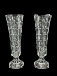 CRISTAIS, par (2) de vasos confeccionados em cristais translúcidos com lapidação quadrangular em baixo relevo, base cônica em facetas, medindo 17x5,5x5,5cm.