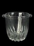 VIDRO ITALIANO, um (1) balde de gelo confeccionado em vidro translucido de origem italiana da marca BORMIOLI ROCCO, moldada por gomos torcidos e caneluraas em baixo relevo, acondicionada em caixa original com pegador em inox, medindo 13x15x12,5cm.