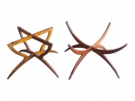 MOBILIÁRIO, duas (2) bases para mesas orientais confeccionadas em madeira, ambas com estrutura dobrável, sendo: A) 1 entalhada por elementos florais com pés finalizados em sapatas de bronze, medindo 44x81x81cm e B) 1 lisa, hastes curvas com pés finalizados em bronze, marcado por caractere oriental, medindo 45,5x60x60cm.