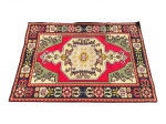 TAPEÇARIA, uma (1) tapeçaria de inspiração oriental/persa, com padronagem geométrica e arabescos estilizados, fundo predominante em vermelho, creme, verde e azul-marinho, com medalhão central e rica composição de bordas florais e geométricas, medindo 100x144cm.