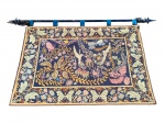 TAPEÇARIA, uma (1) tapeçaria com padronagem floral e borboletas, aves ao centro e fundo predominante azul-marinho, em tons de bege, rosa, verde, azul e dourado, acompanhada de varão em ferro com esmaltagem azul apresentando falhas e oxidações, medindo 96x140cm e varão 187cm de comprimento.