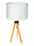 ABAJUR, um (1) abajur para uma lâmpada confeccionado em madeira crua, pés tripóides com design moderno e cúpula em pergaminho na cor branca, medindo 55,5x29cm.