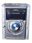SOM, um (1) aparelho de som/CD Stereo System da marca Panasonic, modelo SA-AK630, com 5 CD Changer, leitura MP3, sistema Bi-Amp, duplo deck cassete, entrada para microfone, entrada auxiliar, rádio e controles frontais. Voltagem 127V/220V, 60Hz, consumo 255W, produzido no Polo Industrial de Manaus. Apresenta marcas de uso e do tempo, não testado e sem garantia de funcionamento, medindo 33x25x34cm.