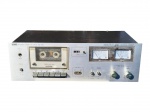 SOM, um (1) tape deck/cassete deck estéreo da marca CCE, modelo CD-130, com compartimento para fita cassete, contador, dois VU meters analógicos, botões de comando frontal, entrada para fone, entrada para microfone, seletor de fita e controles de nível de gravação. Parte traseira com conexões de áudio, chave seletora de voltagem e cabo de energia. Apresenta marcas de uso e sinais de oxidação, não testado e sem garantia de funcionamento, medindo 13x42x25cm