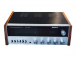 SOM, um (1) receiver estéreo AM/FM da marca Gradiente, modelo STR-1050, com frente em alumínio escovado, visor frontal escuro, botões e seletores para power, speakers, monitor, mode, loudness, phones, treble, bass, function, balance e volume. Laterais com acabamento amadeirado, parte traseira com diversas entradas e saídas de áudio, conexão para antena FM/AM, saídas para caixas acústicas e chave seletora de voltagem 110/220V. Apresenta marcas de uso, pontos de oxidação, não testado e sem garantia de funcionamento, medindo 15,5x43x31,5cm.