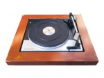 SOM, um (1) toca-discos da marca Garrard, modelo SP25 MK IV, com motor síncrono, prato preto, braço com cápsula, seletor manual/automático e base em madeira. Apresenta marcas de uso, riscos, desgastes no acabamento, perdas na madeira, braço com apoio quebrado, no estado, medindo 14x45,5x41cm.