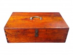 DIVERSOS, uma (1) caixa para ferramentas confeccionada em madeira com alça e fecho em metal, sinais de cupim tratado, medindo 16x49x29,5cm.