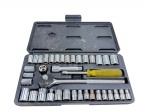 FERRAMENTAS, kit de soquetes/catraca, acondicionado em maleta plástica preta, contendo diversos soquetes metálicos de medidas variadas, extensores, chave/haste, cabo de chave com empunhadura amarela e demais acessórios. Na tampa consta indicação 40-PC. 1/4 & 3/8 Drive Combination Ratchet Socket Set .