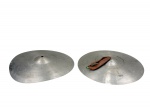 INSTRUMENTO MUSICAL, par de pratos de percussão da marca Weril, em metal, formato circular abaulado, sendo um com tira/alça em couro para manuseio. Ambos possuem mossas . Medida : 35 cm