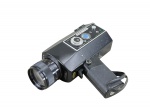 FOTOGRAFIA / YASHICA  Uma (1) filmadora antiga Super 8, modelo Super 800 Electro, corpo em metal/plástico na cor preta, com empunhadura lateral, objetiva frontal ajustável, seletores e comandos superiores, visor e detalhes de regulagem. Medida : 25 x 20 cm