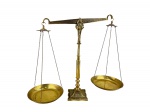 COLECIONISMO, uma (1) balança decorativa de pratos, em metal dourado, com haste central trabalhada, base ornamentada em relevo e dois pratos suspensos por correntes. Medida : 51 x 43 cm , possui desgastes e oxidações .
