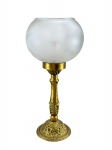 LUMINÁRIA  - Uma (1) luminária para uma lâmpada com base e haste em metal dourado trabalhado, ornamentos em relevo e cúpula em vidro fosco branco, com decoração gravada de flores e folhagens , medida : 32 cm