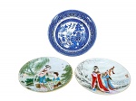 PORCELANA - Lote com (3) peças , sendo (A) - 1 tigela em faiança inglesa , decoração dita pombinho , medida : 4 x 15,5 cm e (B) - 2 pratos pratos circulares com pintura policromada representando figuras femininas em cenas tradicionais , medida : 14 cm , todos possuem ganchos colados com Durepox .