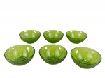 VIDRO - Conjunto composto por seis (6) bowls em vidro verde translúcido, com formato arredondado, decoração em relevo com frisos e desenho geométrico/radial. Medida : 4 X 10 cm