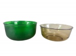 VIDRO -  Lote composto por duas (2) tigelas/saladeiras em vidro, sendo uma em vidro verde translúcido com acabamento texturizado e uma em vidro fumê transparente da marca Arcoroc France. Medidas : 12 x 22 cm e 10 x 22 cm , apresenta sinais de uso .