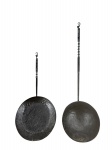 DIVERSOS -  Lote composto por duas (2) peças antigas em ferro , sendo utensílios decorativos com cabos longos trabalhados em torção, argolas superiores para pendurar e bases circulares côncavas, em acabamento escurecido e aspecto rústico. Medidas : 60 x 26 cm  e 77  x 22 cm