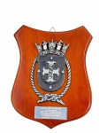COLECIONISMO, Uma (1) placa comemorativa de parede, em formato de escudo, confeccionada em madeira , com aplicação de brasão naval em metal prateado e placa inferior gravada Hospital Naval de Brasília, homenagem ao Contra-Almirante José Carlos da Rosa Lusitano, datada de 08/04/92 a 13/04/93. Leves sinais de uso, medida : 30 x 25 cm