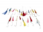 DIVERSOS / PESCA - Lote composto por diversas iscas artificiais antigas para pesca, com anzóis e aplicações em plumas/fibras coloridas em tamanhos e modelos variados .