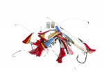 DIVERSOS  - Lote composto por diversas iscas artificiais antigas, anzóis, chicotes, linhas, pesos e acessórios de pesca, com penas/plumas coloridas, acompanhando pequenos recipientes. Peças em materiais diversos, com partes metálicas, fios, apresentando sinais de uso e oxidação .