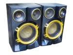 SOM, par (2) de caixas acústicas frontais da marca Philips, modelo FX50X/78, com impedância de 3 OHM, acabamento em preto com detalhes amarelos, tela metálica frontal e alto-falantes aparentes. Produzidas no Polo Industrial de Manaus. Apresentam marcas de uso e desgastes no acabamento da madeira, medindo 48,5x32x35cm.