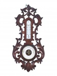 BARÔMETRO, um (1) barômetro/termômetro de parede antigo, com estrutura em madeira escura entalhada, decoração vazada em arabescos e folhagens, parte superior com termômetro em escala Celsius e parte inferior com mostrador circular de barômetro analógico, apresenta trincado no vidro, medindo 53,5x25,5cm, possui parte colada.