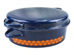 ÁGATA, uma (1) panela confeccionada em ágata esmaltada na tonalidade azul, decorada por flores na tonalidade abóbora, alças laterais vazadas, leves sinais de oxidação nas bordas, medindo 17x39x28cm.
