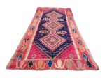 TAPETE, um (1) grande tapete Kilim, necessita reparos, possui rasgos, mofos e alhas nas bordas, no estado da foto, medindo 400x202cm.