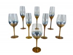 VIDRO - Lote composto por oito (8) taças em vidro, sendo (5) flutes e (3) para vinho  com haste alongada e acabamento degradê fumê/dourado , medidas : 24 e 25 cms .