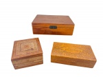 DIVERSOS - Lote composto por três (3) caixas confeccionadas em madeira, de tamanhos e modelos  distintos sendo uma de charutos (dobradiça avariada)  e uma do sabonetes Phebo , medidas : 7 x 16 x 22 cm / 5 x 10 x 19 cm e 7 x 12 x 12 cm