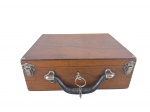 Diversos - (1) Maleta confeccionada em madeira , guarnições em metal prateado com sinais de oxidação , acompanha chave , medida : 10 x 22 x 27 cm