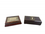 DIVERSOS  - Lote composto por duas (2) caixas porta-joias,  confeccionadas em plástico rígido sendo uma com acabamento amadeirado, tampa com placa metálica prateada em relevo , medida : 5,5 x 17 x 14 cm  e outra em tom marrom escuro, com pés de apoio e decoração dourada na tampa representando bailarina , tampa quebrada , interior espelhado e bailarina giratória , no estado . Medida : 6 x 18 x 10,5 cm