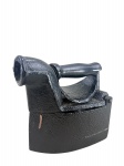 COLECIONISMO - Um (1) ferro de passar a carvão , confeccionado em ferro fundido, com acabamento pintado na cor preta, tampa superior articulada e cabo em madeira escurecida , medida : 18,5 x 19 x 11 cm