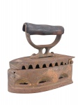 COLECIONISMO -  Um (1) ferro de passar roupa a carvão, confeccionado em ferro fundido, com corpo vazado, tampa superior dentada/recortada, base arqueada e cabo em madeira escurecida. Medida : 19 x 20 x 10 cm