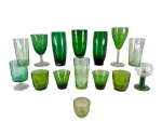 VIDRO -  Lote composto por quinze (15) copos e taças em vidro, em diferentes modelos, tamanhos e tonalidades de verde, medida da peça menor : 6 cm  / medida da peça maior : 15,5 cm