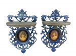 DIVERSOS -  Par de peanhas , com estrutura em plástico rígido na cor azul, ricamente trabalhada com arabescos, folhas e ornamentos vazados em estilo clássico. Parte superior em madeira , medalhões centrais decorados com reprodução de damas antigas. Medida : 31 x 21 cm .