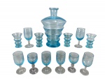 VIDROS, lote com treze (13) peças confeccionadas em vidro na tonalidade azul de modelos e tamanhos distintos, sendo: A) 1 licoreira sem tampa, medindo 16cm, bicado na borda, B) 4 copos para licor, medindo 5,5x4cm bicado na borda, C) 5 taças para licor com lapidação em baixo relevo, medindo 8x3cm e D) 3 taças para licor canelado, 1 bicada, medindo 7x3,5cm.