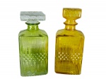 VIDROS, duas (2) garrafas para whisky confeccionadas em vidro pintado, sendo 1 na tonalidade âmbar e 1 na tonalidade verde com tampa adaptada, moldado por bico de jaca e sulcos em baixo relevo, verde com sinais de fungos, medindo 23cm de altura.