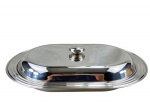 METAL INOX, uma (1) travessa funda com tampa da manufatura TRAMONTINA, confeccionada em aço inox, corpo liso e borda em caneluras, sem uso, acondicionada em caixa original, medindoi 8,5x35x24cm.
