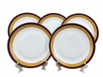 PORCELANA RENNER MEDAILLON, cinco (5) pratos rasos confeccionados em porcelana na tonalidade branca, decorada poe espessas faixas nas cores marrom e amarela, medindo 25cm de diâmetro.