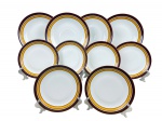 PORCELANA RENNER MEDAILLON, dez (10) pratos confeccionados em porcelana na tonalidade branca, decorados por espessas faixas na tonalidade marrom e amarela, sendo: A) 4 pratos fundos, 1 bicado, medindo 22cm de diâmetro e B) 6 pratos para sobremesa, 1 bicado, medindo 18cm.