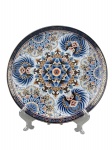 PORCELANA JAPONESA, um (1) prato decorativo confeccionado em porcelana na tonalidade branca, ricamente decorada por elementos florais em policromia com adornos em ouro, borda filetada sobre fundo azul, medindo 26cm de diâmetro.