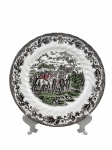 CHURCHILL, um (1) prato decorativo confeccionado em faiança inglesa na tonalidade branca, decorada por guirlanda de folhagens em monocromia com centro representando cena de caça em policromia, medindo 25cm de diâmetro.