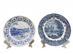 FAIANÇAS, dois (2) pratos decorativos, sendo: A) um (1) prato em faiança Oxford, com decoração azul e branca, cena central de paisagem rural com construções e cercadura floral/arabescos, medindo 18,5cm e B) um (1) prato Royal Art, de origem inglesa, em faiança vitrificada na tonalidade branca, com decoração azul e branca, cena central de paisagem com rio, barco e ponte, cercadura floral, medindo 20cm, ambos com durepox na parte traseira, vide foto.