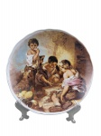 PORCELANA VIZAVI, um (1) prato decorativo confeccionado em porcelana na tonalidade branca, decorado com a reprodução da obra "Meninos jogando dados" do pintor barroco espanhol Bartolomé Esteban Murillo, medindo 24,5cm de diâmetro.