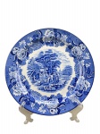 WOOD & SONS, um (1) prato decorativo confeccionada em faiança inglesa na tonalidade branca, decorado por elementos florais e vegetalistas com cena de carruagem em monocromia na tonalidade azul, medindo 25,5cm de diâmetro.