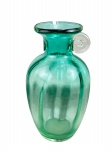 MURANO, um (1) vaso confeccionado em vidro de Murano na tonalidade verde, moldado em caneluras, alças laterais em espirais translucidos (ausência de 1 alça), medindo 19,5x7,5cm.