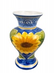 FAIANÇA, um (1) vaso balaustre confeccionado em faiança vitrificada com fundo na tonalidade azul, decorado por girassóis e folhagens em policromia, medindo 22x11cm.