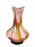 MURANO, um (1) vaso confeccionado em vidro de Murano multicolorido com borda em repuxados, apresentando quebra, vide foto, medindo 21,5cm de altura.