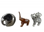 DIVERSOS - Lote com três (3) peças decorativas em formato de elefante, sendo um resina , med : 20 x 20 , um em faiança , med : 18 cm e um em madeira , med : 20 x 20 cm